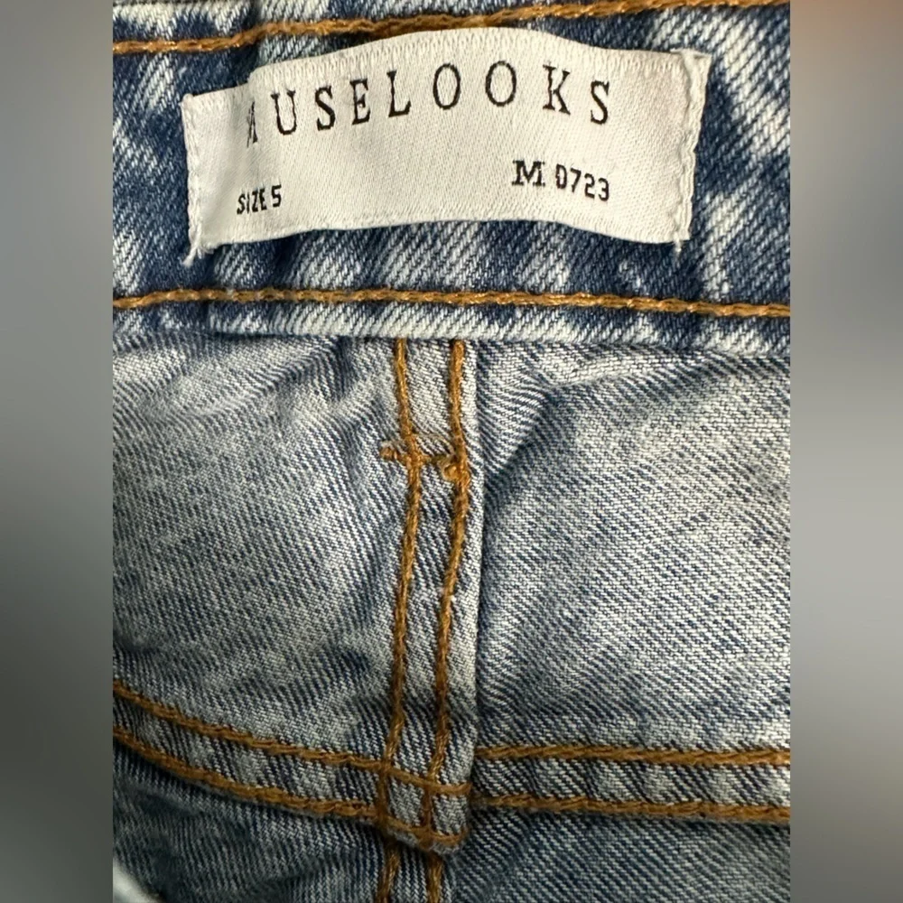 Muselooks women’s size 5 high waisted mom jeans light wash great condition